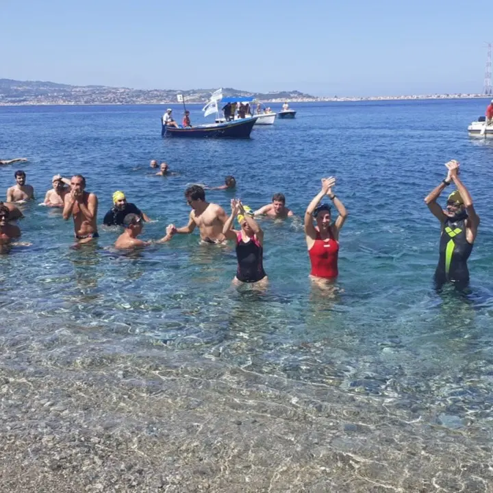 Swim for Parkinson, in trenta tra pazienti e medici attraversano lo Stretto di Messina a nuoto
