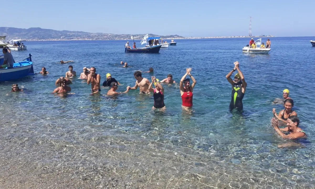 Swim for Parkinson, in trenta tra pazienti e medici attraversano lo Stretto di Messina a nuoto