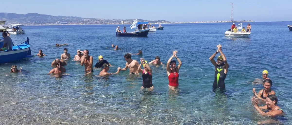 Swim for Parkinson, in trenta tra pazienti e medici attraversano lo Stretto di Messina a nuoto