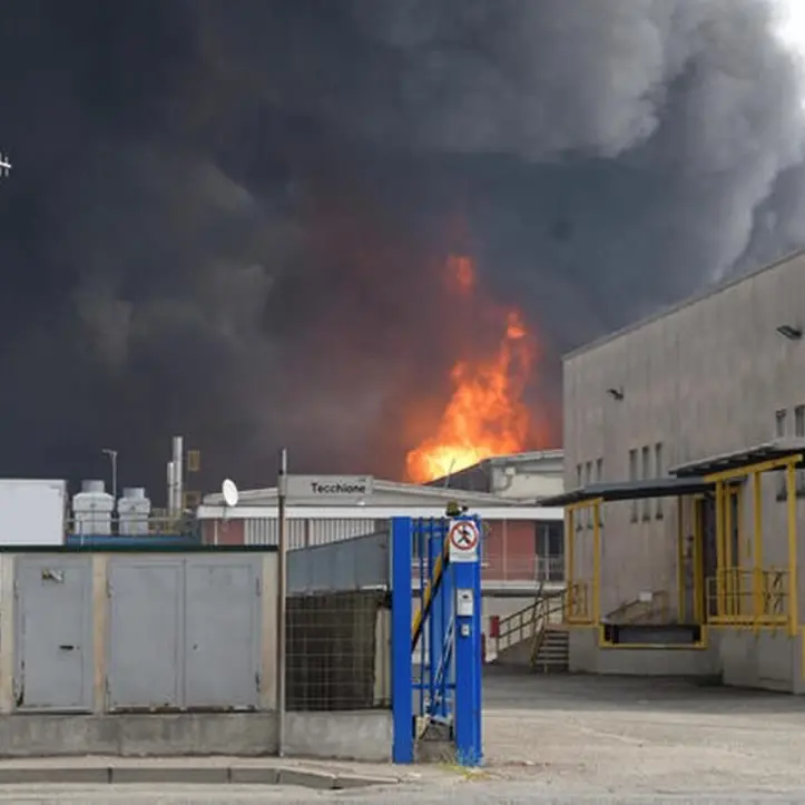 Maxi incendio in azienda petrolchimica nel Milanese, un ferito grave. Il sindaco: «Chiudete le finestre»