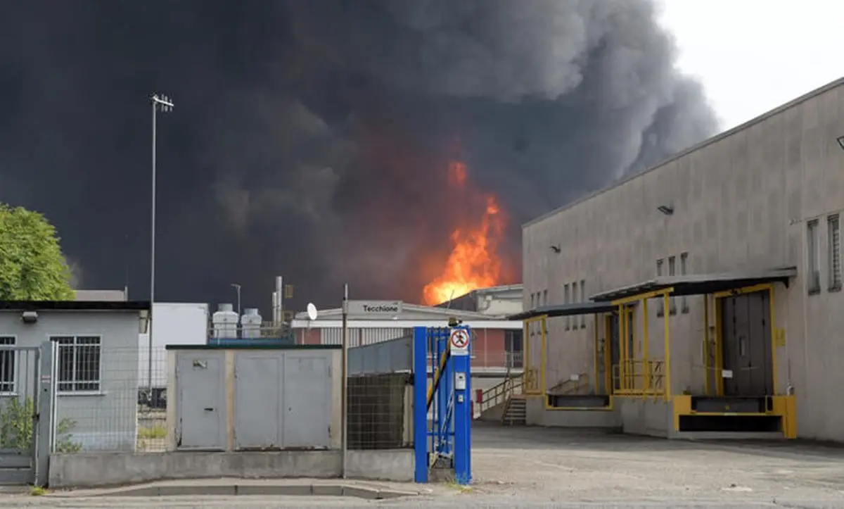 Maxi incendio in azienda petrolchimica nel Milanese, un ferito grave. Il sindaco: «Chiudete le finestre»