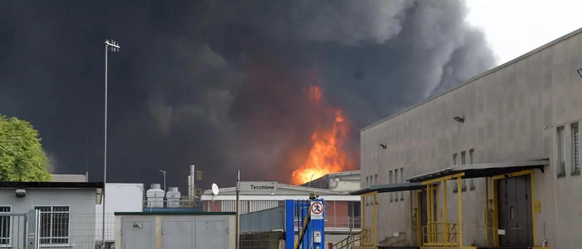 Maxi incendio in azienda petrolchimica nel Milanese, un ferito grave. Il sindaco: «Chiudete le finestre»