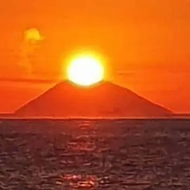 La danza del sole sullo Stromboli, lo straordinario spettacolo del tramonto nel Vibonese