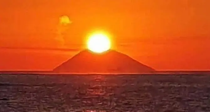 La danza del sole sullo Stromboli, lo straordinario spettacolo del tramonto nel Vibonese