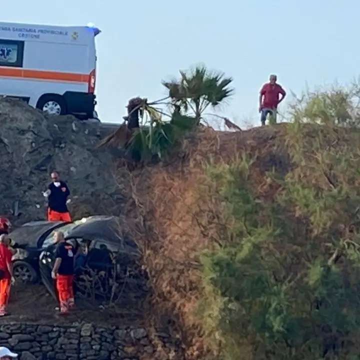 Incidente nel Crotonese, auto finisce in una scarpata: ferito un uomo, interviene l’elisoccorso