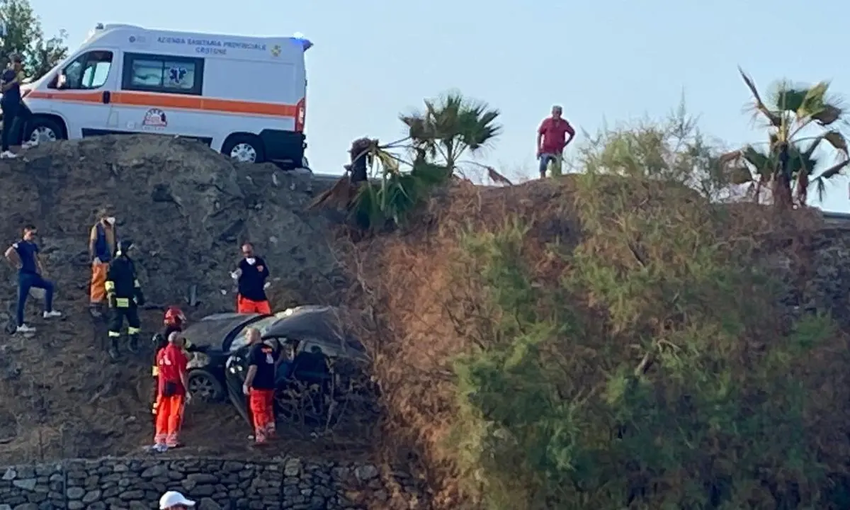 Incidente nel Crotonese, auto finisce in una scarpata: ferito un uomo, interviene l’elisoccorso