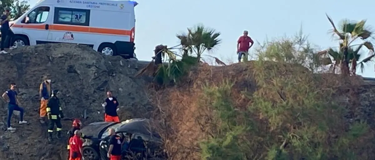 Incidente nel Crotonese, auto finisce in una scarpata: ferito un uomo, interviene l’elisoccorso