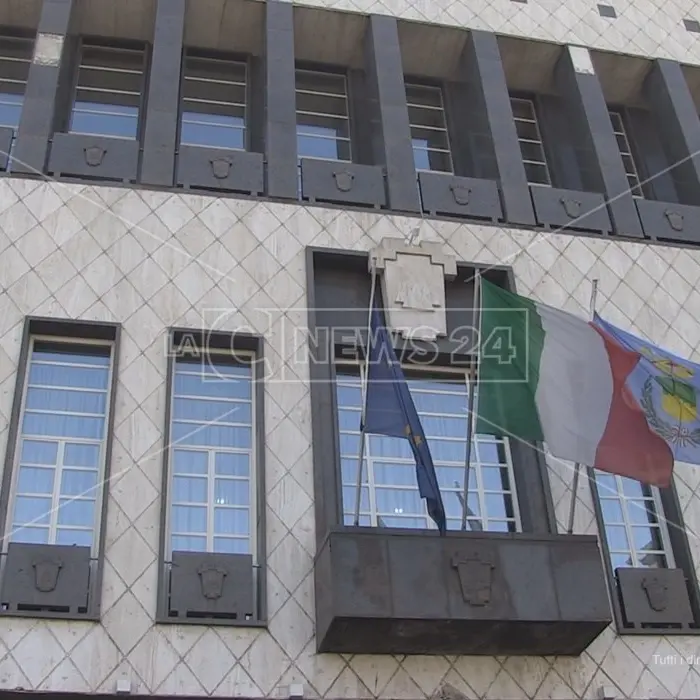 «Qui rischiamo tutti il default»: così il caro energia manda in rosso le casse dei Comuni della Calabria