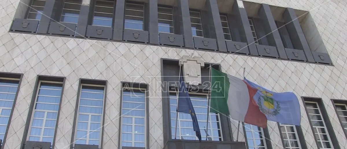 «Qui rischiamo tutti il default»: così il caro energia manda in rosso le casse dei Comuni della Calabria