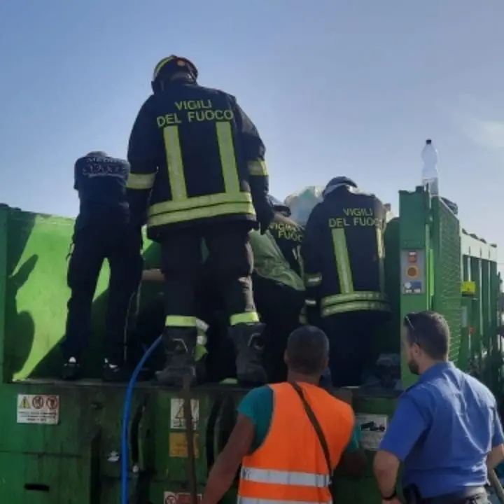 Incidente sul lavoro nel Reggino, operaio cade in un compattatore dei rifiuti: gravi traumi alle gambe