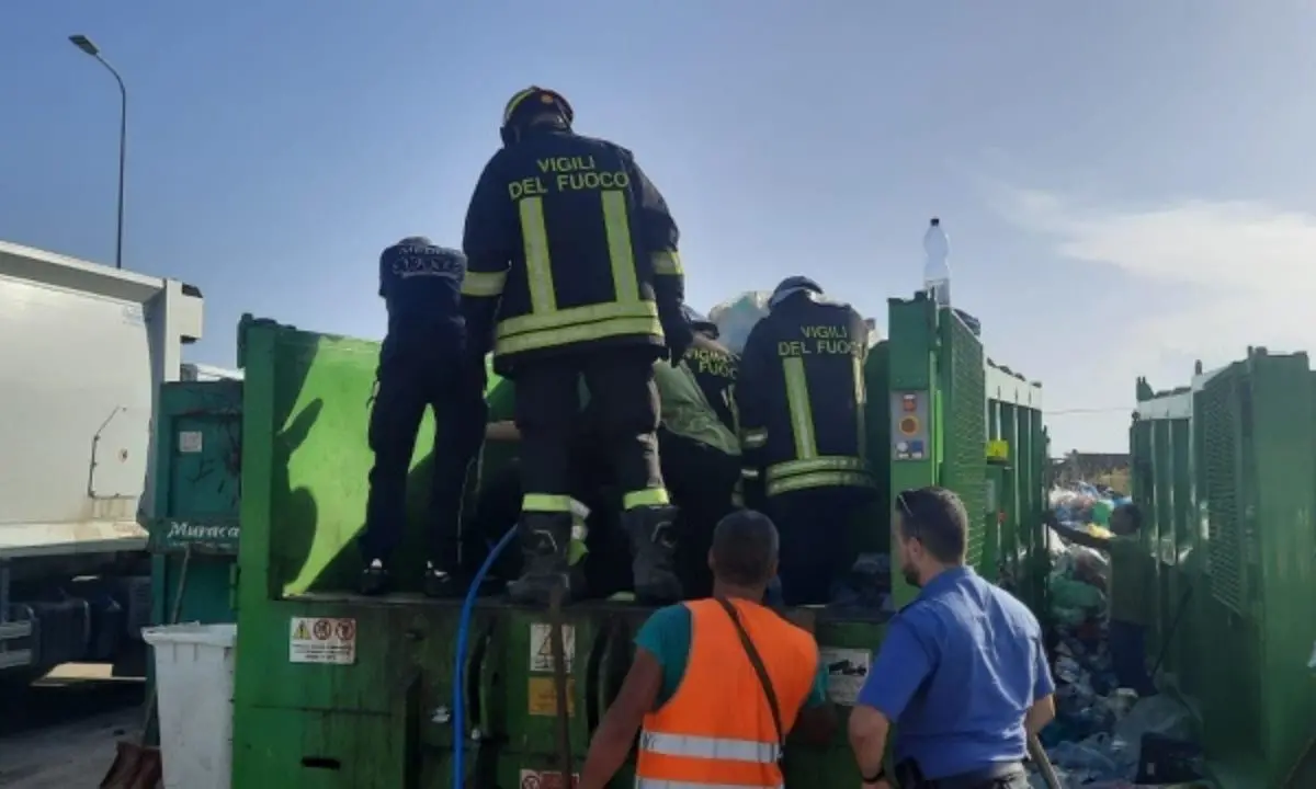 Incidente sul lavoro nel Reggino, operaio cade in un compattatore dei rifiuti: gravi traumi alle gambe