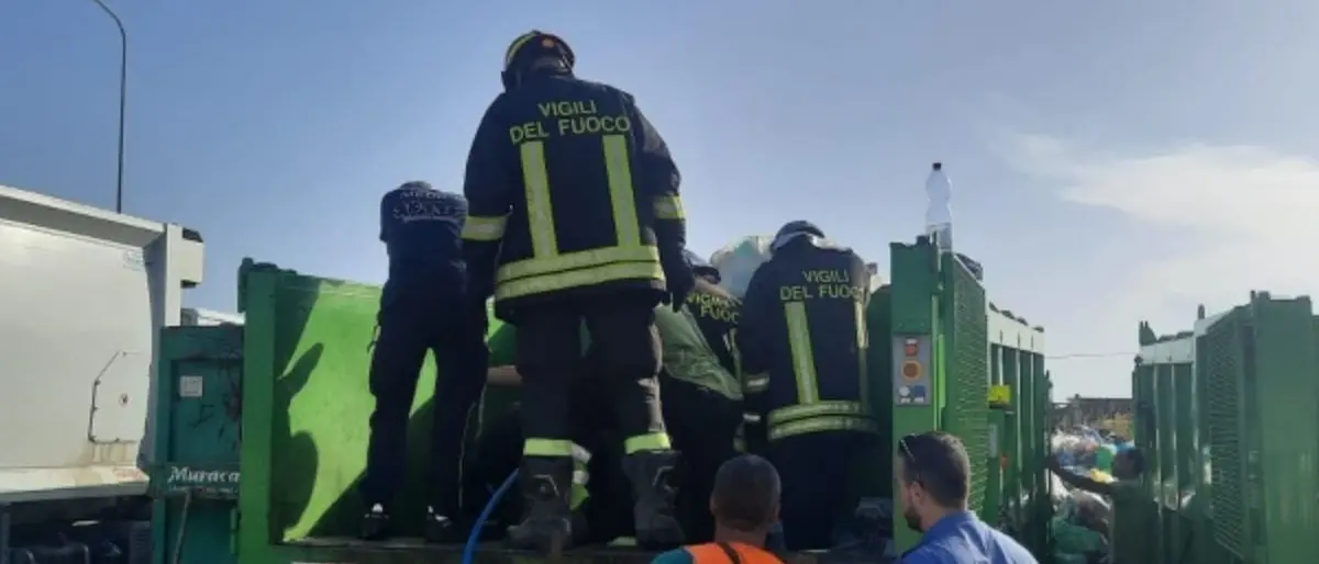 Incidente sul lavoro nel Reggino, operaio cade in un compattatore dei rifiuti: gravi traumi alle gambe