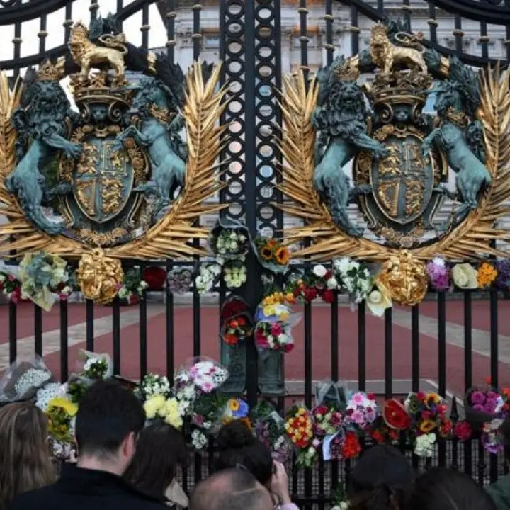 Morte della regina Elisabetta, nel Regno Unito 10 giorni di lutto e poi i funerali