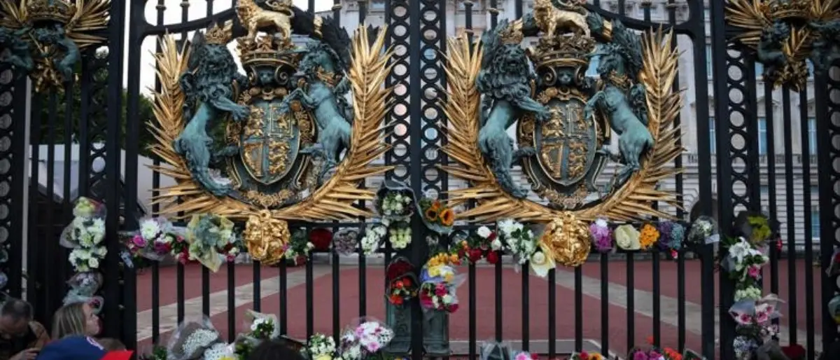 Morte della regina Elisabetta, nel Regno Unito 10 giorni di lutto e poi i funerali