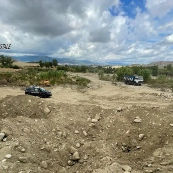 Furto di materiale inerte dalle sponde del fiume Tacina, denunciato e arrestato uomo nel Crotonese