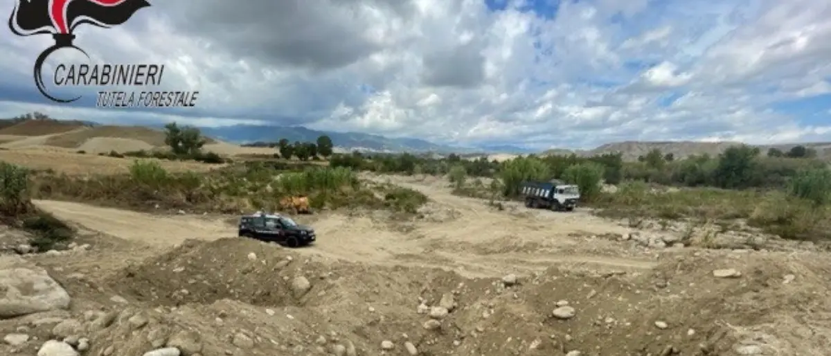 Furto di materiale inerte dalle sponde del fiume Tacina, denunciato e arrestato uomo nel Crotonese