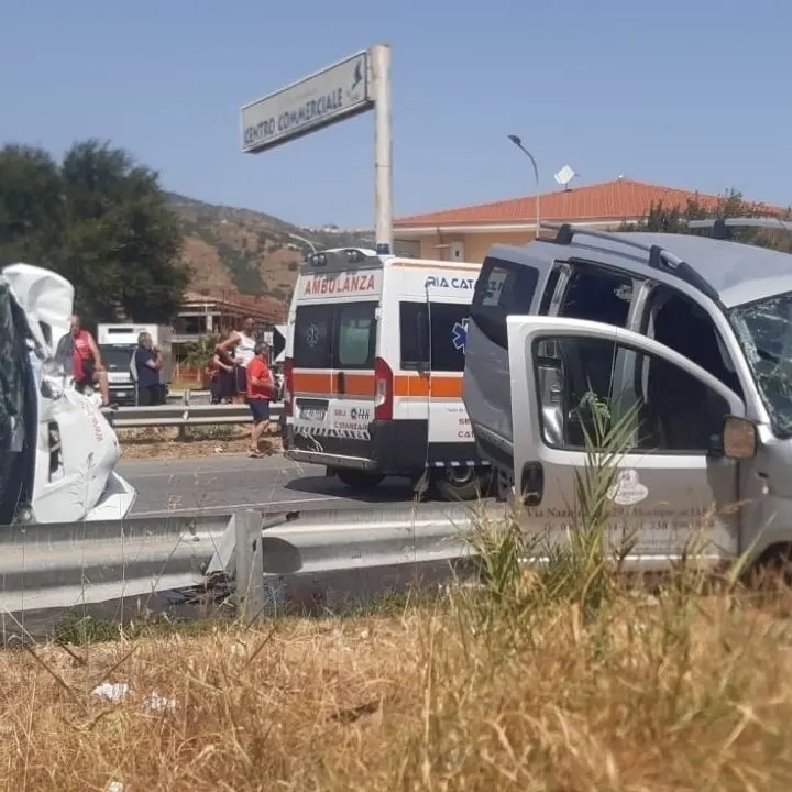 Incidente nel Catanzarese, scontro tra due veicoli lungo la statale 106: tre feriti, interviene l’elisoccorso