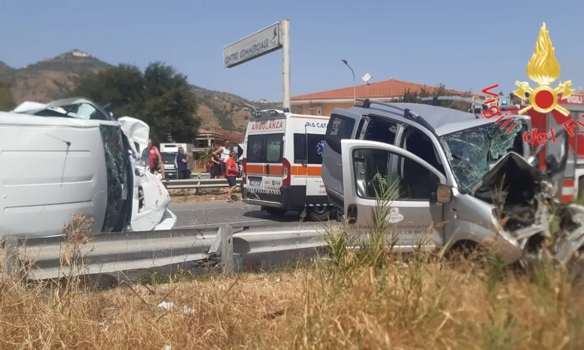 Incidente nel Catanzarese, scontro tra due veicoli lungo la statale 106: tre feriti, interviene l’elisoccorso