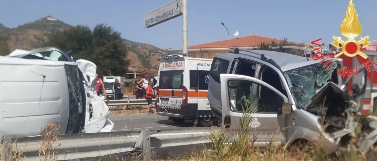 Incidente nel Catanzarese, scontro tra due veicoli lungo la statale 106: tre feriti, interviene l’elisoccorso