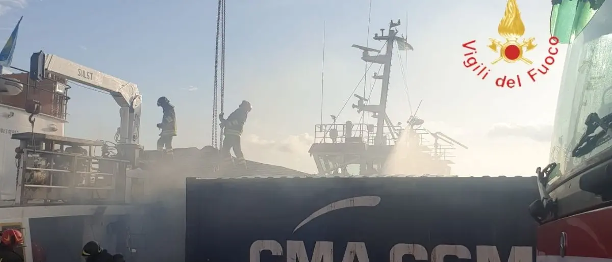 Esplosione mortale a Crotone, cosa c’era nei due container? La domanda che impegna i Servizi segreti