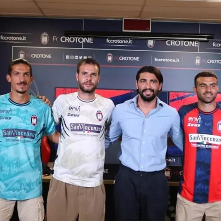 Crotone calcio, sulle nuove maglie opere d’arte e frasi di Rino Gaetano