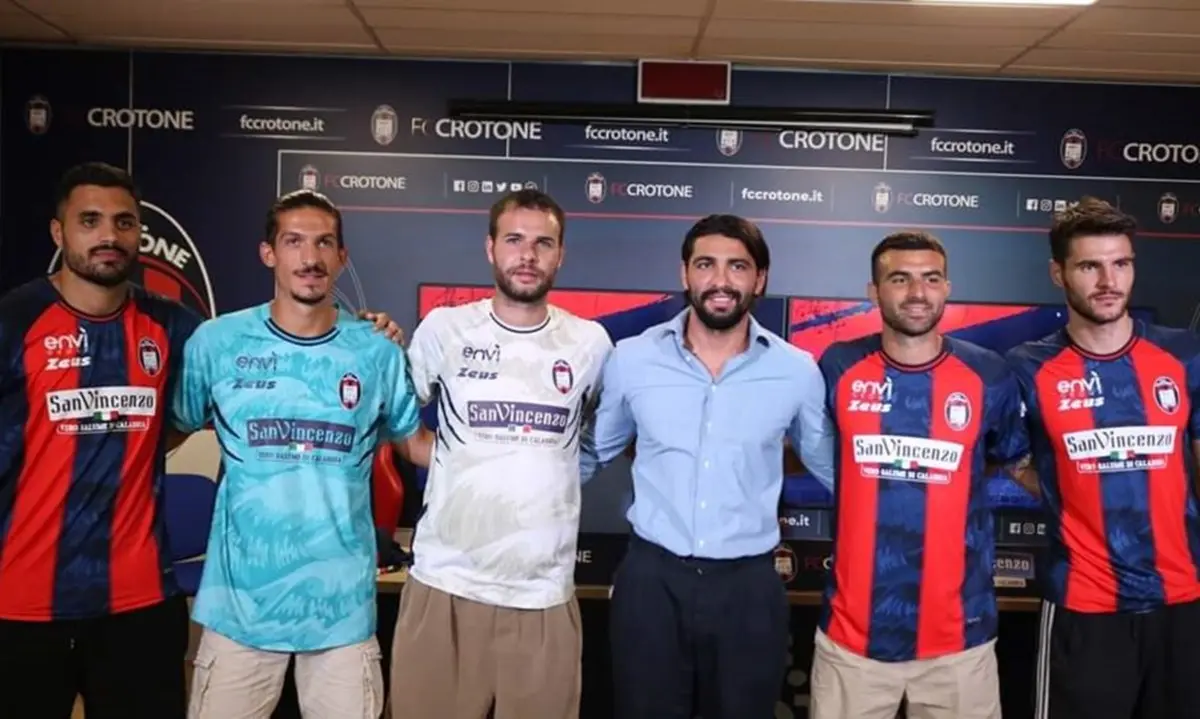 Crotone calcio, sulle nuove maglie opere d’arte e frasi di Rino Gaetano