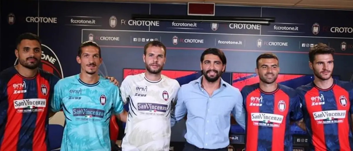 Crotone calcio, sulle nuove maglie opere d’arte e frasi di Rino Gaetano