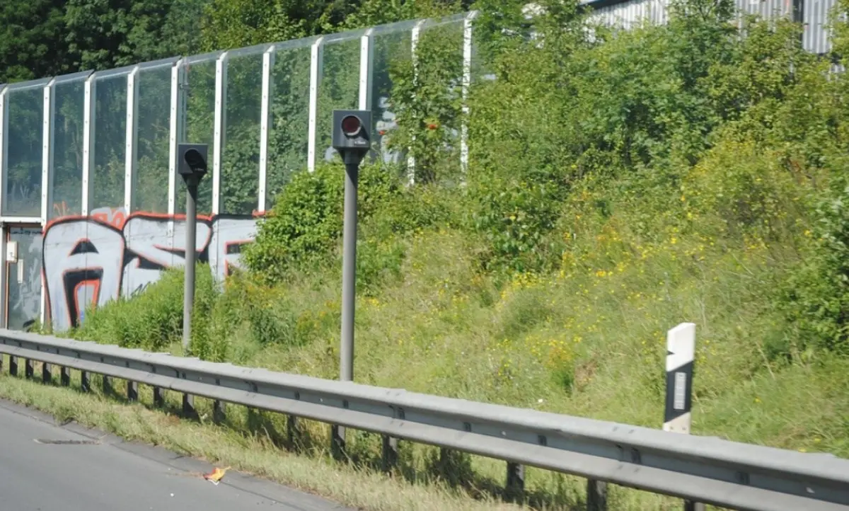 Sradicano una colonnina dell’autovelox con l’aiuto di un flessibile, denunciati due ragazzi