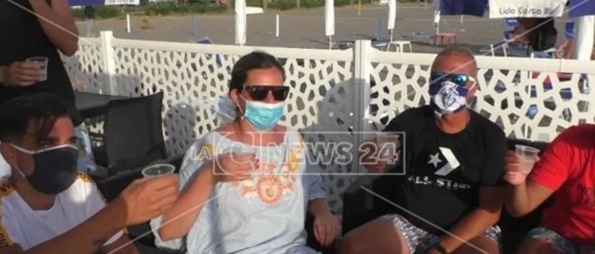 Covid, ipotesi stop mascherine all'aperto: domani il parere del Cts al Governo