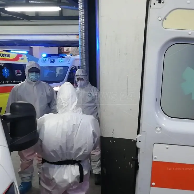 Corigliano Rossano, non ci sono barelle libere: paziente soccorso sul pavimento