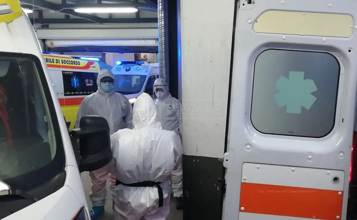 Corigliano Rossano, non ci sono barelle libere: paziente soccorso sul pavimento