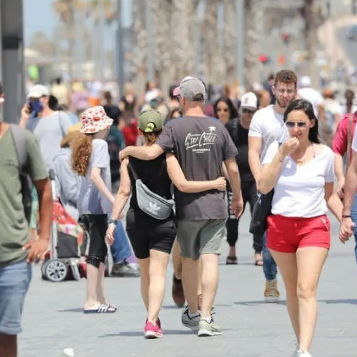 Covid, dal 28 giugno via le mascherine all'aperto: resta obbligo su mezzi pubblici e luoghi affollati