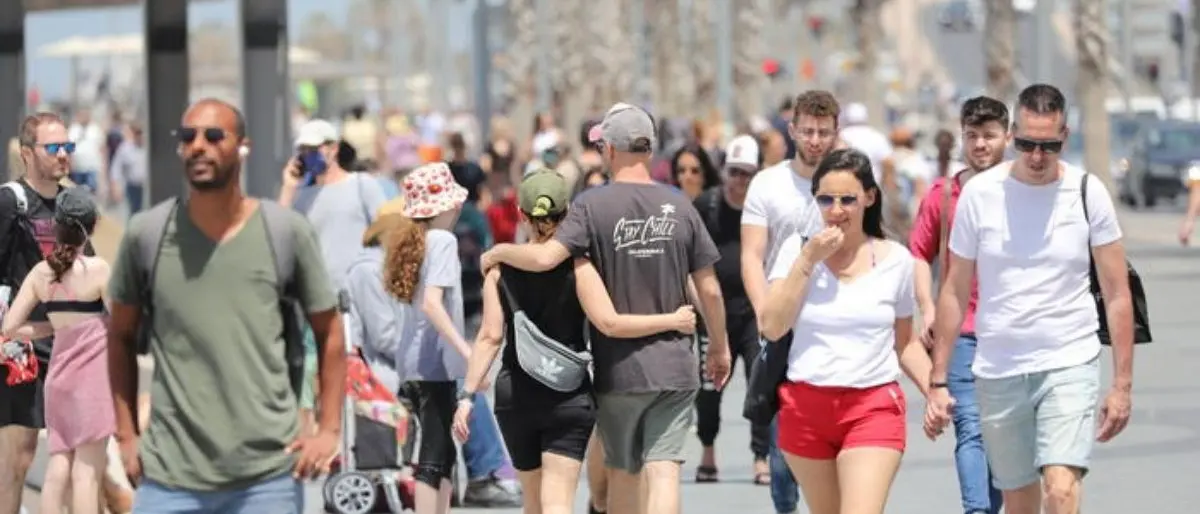 Covid, dal 28 giugno via le mascherine all'aperto: resta obbligo su mezzi pubblici e luoghi affollati