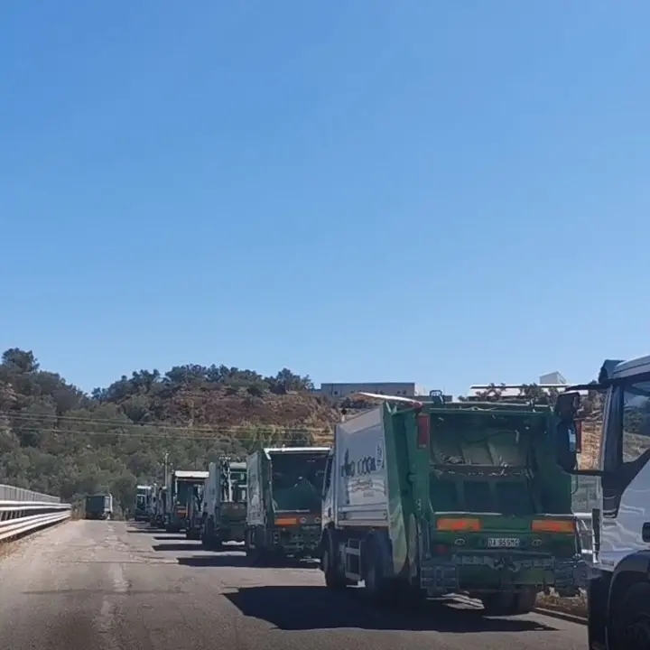 Rifiuti, a Corigliano-Rossano mezzi fermi per ore davanti all'impianto di Bucita: pronto un esposto in Procura