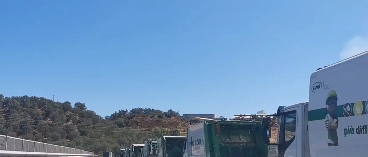 Rifiuti, a Corigliano-Rossano mezzi fermi per ore davanti all'impianto di Bucita: pronto un esposto in Procura