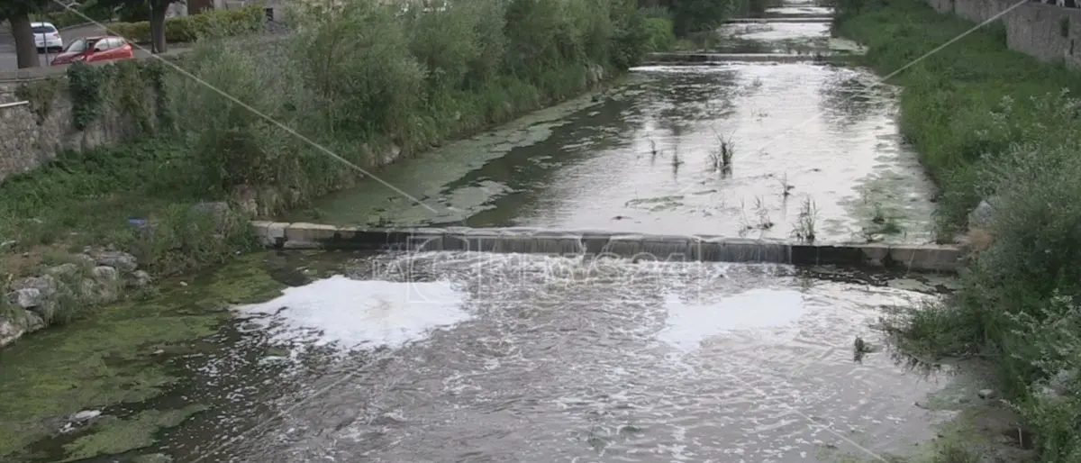 Cosenza, nel fiume Busento schiuma e odore nauseabondo: il video