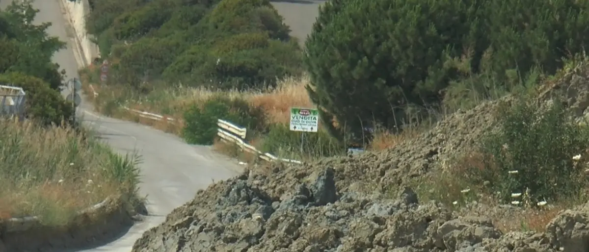 Rocca Imperiale, stanziati 400mila euro ma la frana dopo 4 anni non è stata rimossa