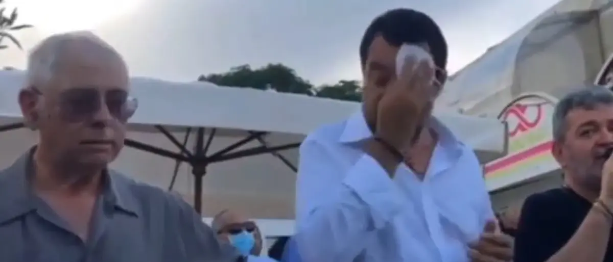Salvini in Calabria usa la mascherina per asciugarsi il sudore. E poi la rimette - VIDEO