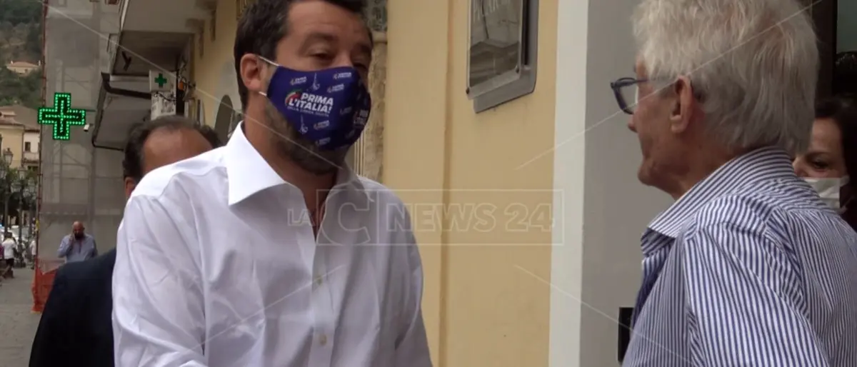 Regionali, strette di mani e assembramenti: così Salvini inaugura la sede della Lega a Lamezia