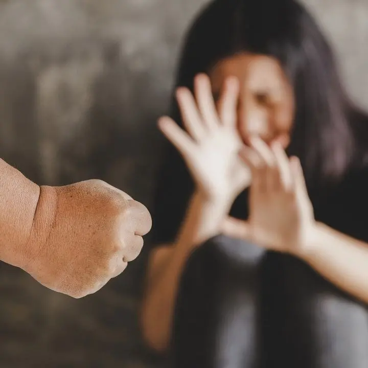 Catanzaro, dopo 30 anni di violenze denuncia il marito: arrestato 58enne