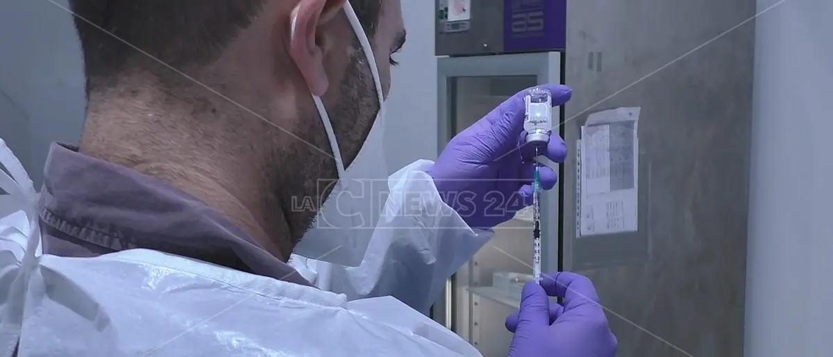 Personale sanitario non vaccinato, la Regione si dà una mossa e incalza le Asp: sospensione per i No vax