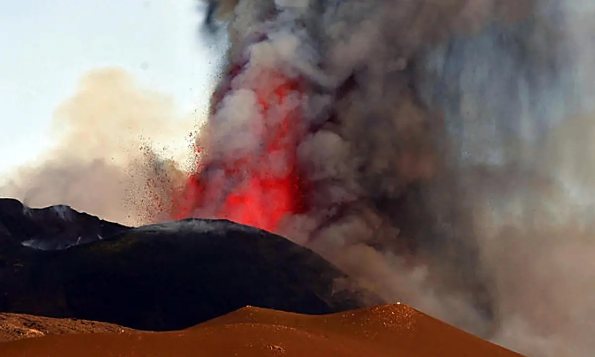 L'Etna continua a dare spettacolo con fontane di lava e una nube eruttiva alta 9 chilometri