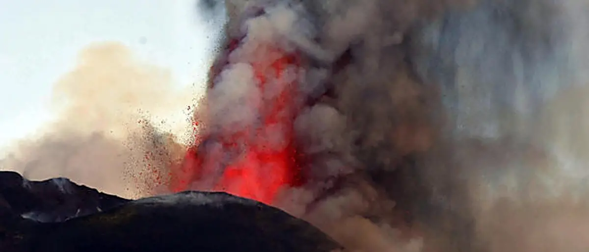 L'Etna continua a dare spettacolo con fontane di lava e una nube eruttiva alta 9 chilometri