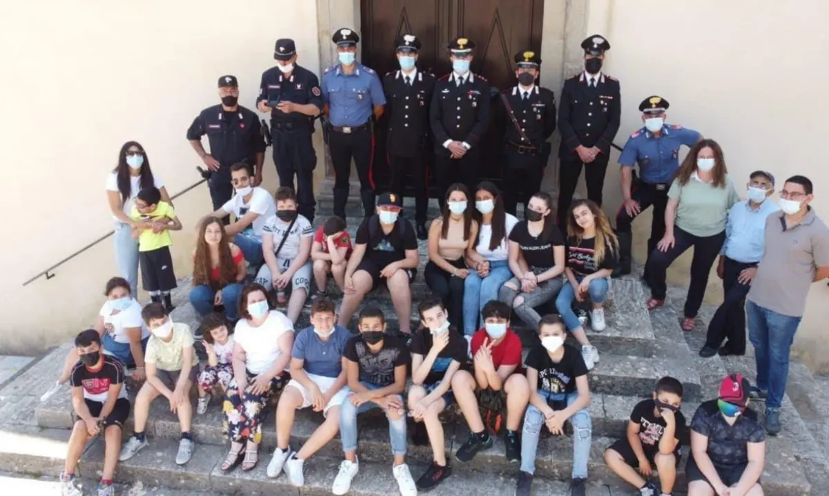 Staiti, nel borgo più piccolo della Calabria i carabinieri incontrano gli 8 ragazzi residenti