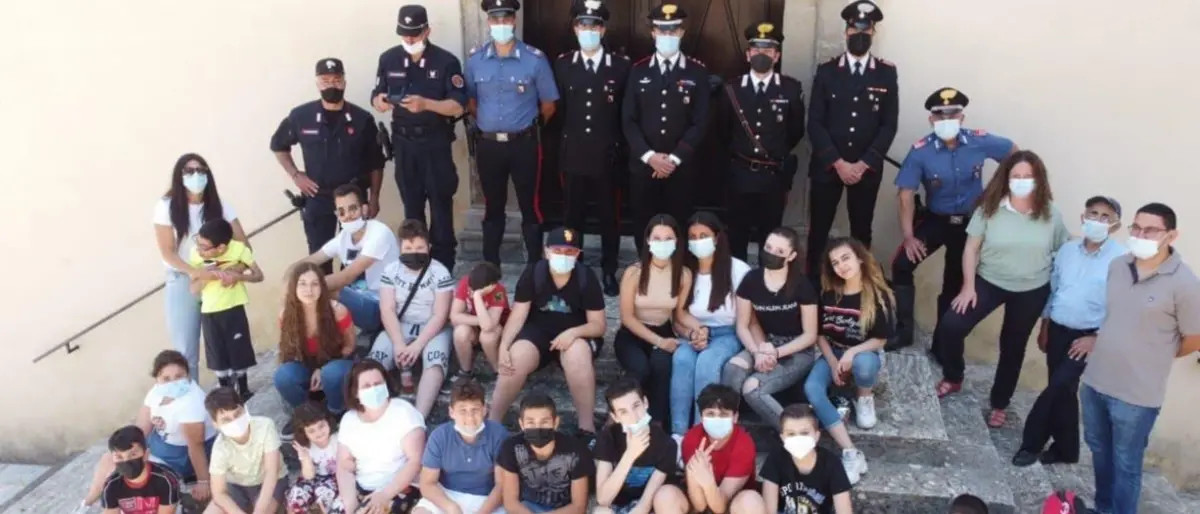 Staiti, nel borgo più piccolo della Calabria i carabinieri incontrano gli 8 ragazzi residenti