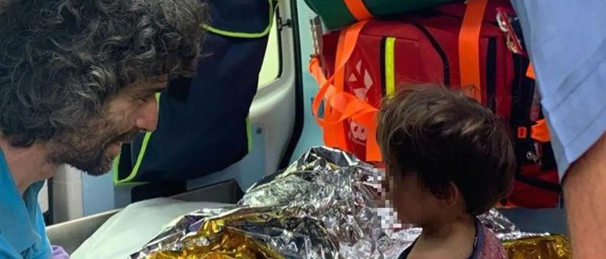 Ritrovato in una scarpata il bimbo di due anni scomparso in Toscana, è vivo