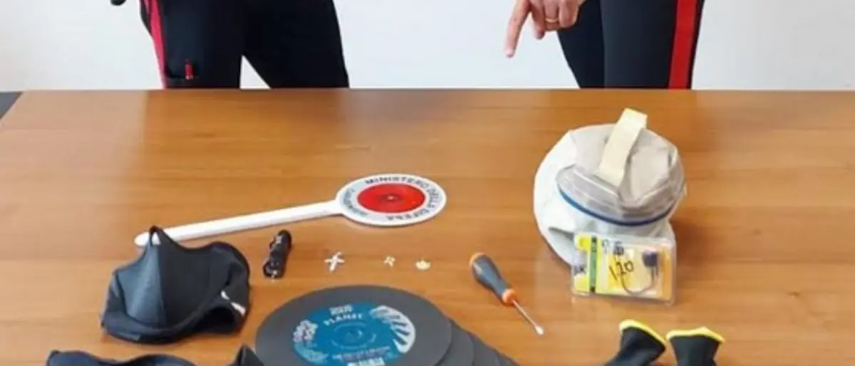 Ritrovata l'auto usata per furti e rapine nel Cosentino: ora è caccia alla banda