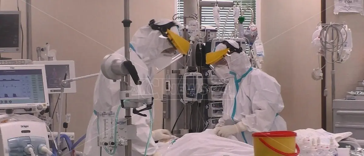 Covid Calabria, cala la pressione sugli ospedali ma più ricoveri rispetto alle altre regioni