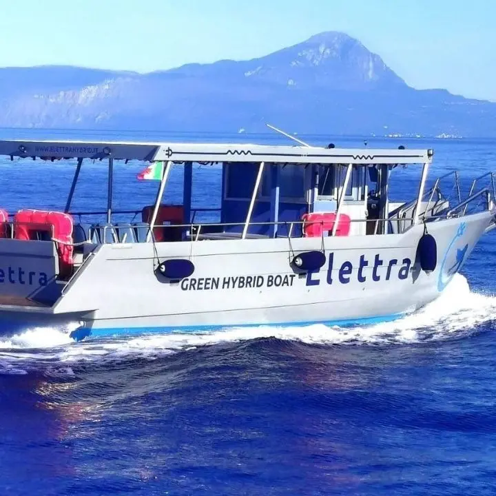 Pronta a salpare la prima barca turistica calabrese a energia solare: lunedì la presentazione di “Elettra”