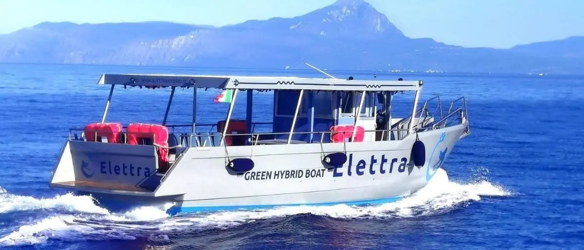Pronta a salpare la prima barca turistica calabrese a energia solare: lunedì la presentazione di “Elettra”